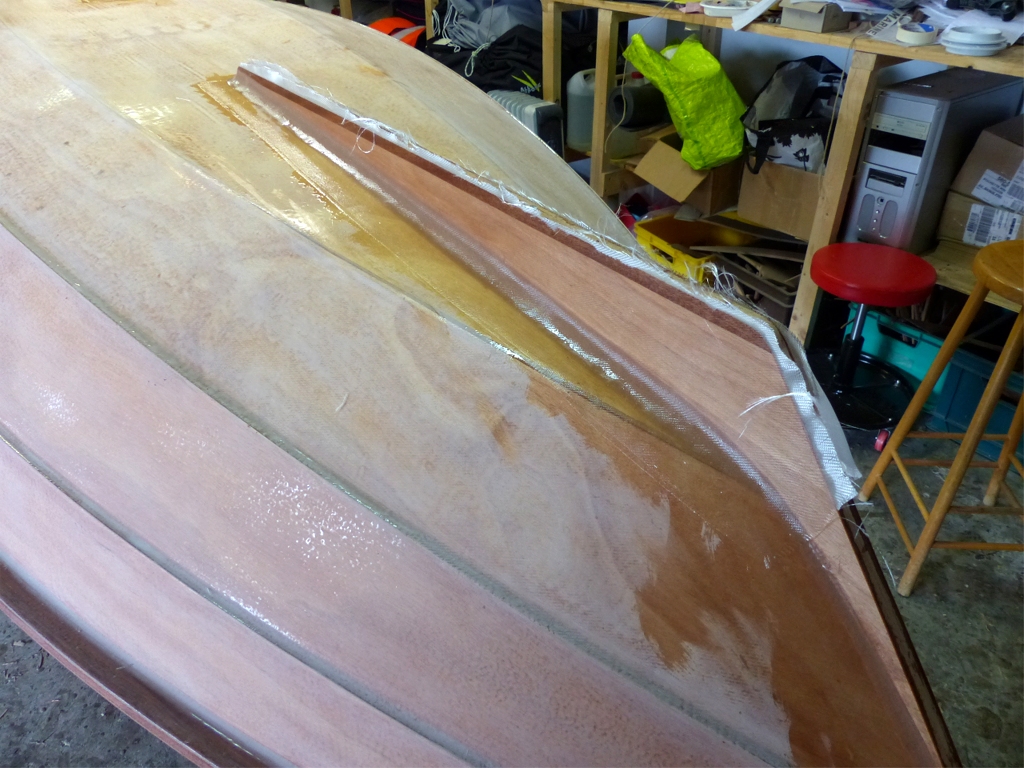 Je colle l'aileron et lui adjoins des joints-cong&eacute;s de grand rayon que je renforce de fibre de verre. 