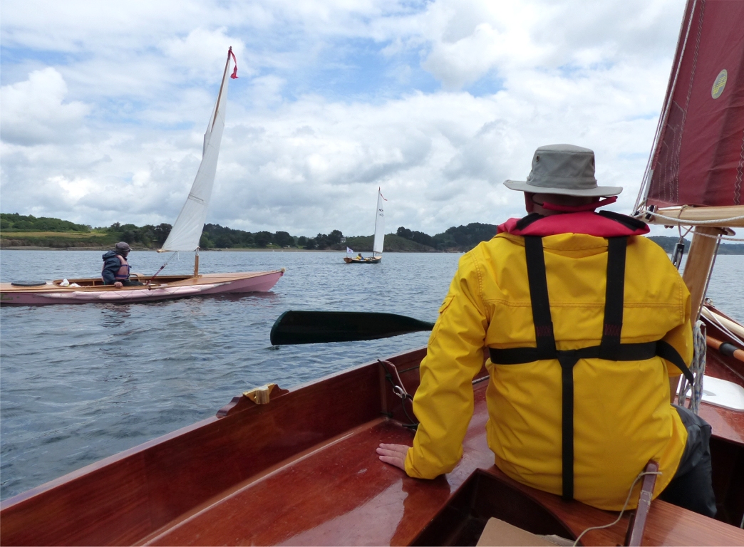 Puis je suis parti vers l'ouest pour participer &agrave; la Route du Sable sur l'Aulne maritime, avec une journ&eacute;e de "prologue" sur la rade de Brest en compagnie de quelques bateaux amis : on aper&ccedil;oit ici l'ExploRAMEur de Didier et Atipik de Pierre, et Francis me tient compagnie &agrave; bord de Gandalf. 
