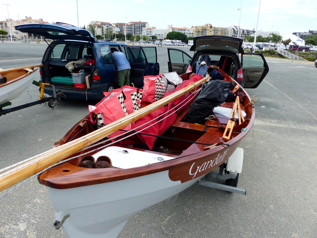 Arrivée au port des Minimes de La Rochelle : on transfère tout le bazar de la voiture au bateau. Nous sommes supposés être en autonomie totale : nous emportons donc les vêtements, le matériel de camping et l'avitaillement complet pour 4 jours. En fait, nous verrons plus tard qu'il sera possible de refaire le plein d'eau potable et nous dînerons même au restaurant à Mornac et Brouage. 