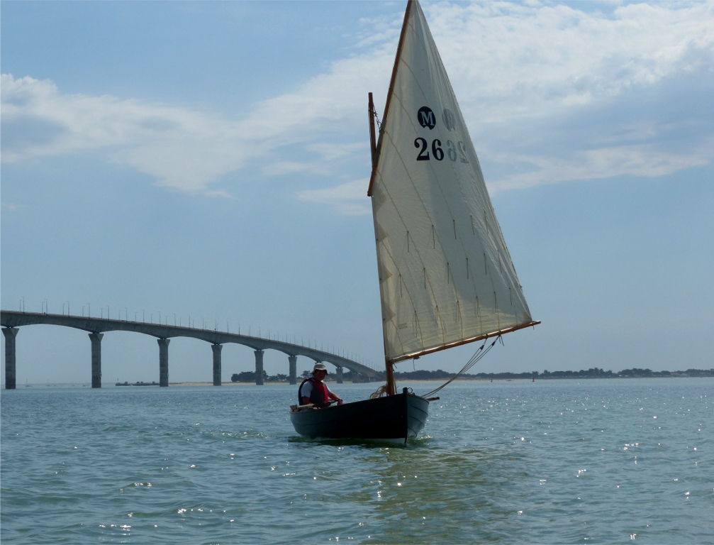 "Pinocchio" devant le pont de l'Ile de Ré. 