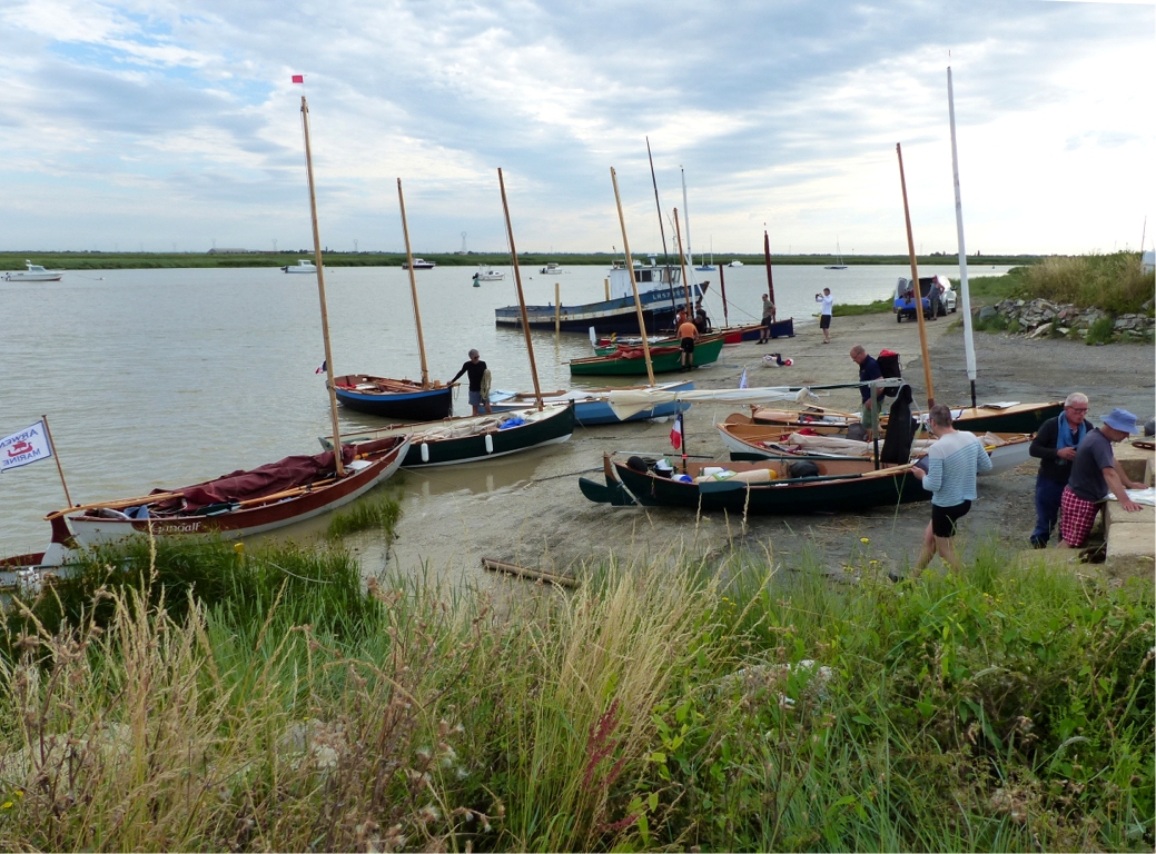 Jeudi matin, nous nous joignons au groupe des participants sur la cale du Corps de Garde à Charron. Au total, nous sommes 14 bateaux.