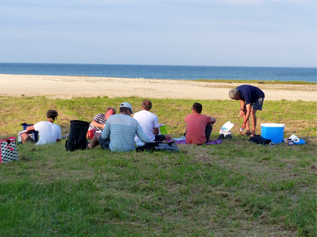 Jeudi soir, dîner en commun sur la plage du Douhet. Pas d'autre photo, je n'ai fait que de la vidéo sur cette première journée (pas encore montée). Nous avons légèrement raccourci l'itinéraire en virant avant les Islattes, sur la côte nord-est de Ré, et nous sommes arrêtés sur la plage des Sablonceaux, ce qui nous a permis de bloquer une dérive, comme l'an dernier (mais pas la même). Le ressac sur les plages de sable et gravier ne réussit pas aux dérives pivotantes... 