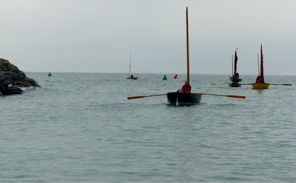 Vendredi matin, sortie du port du Douhat à l'aviron pour tout le monde, sous un ciel bouché. 