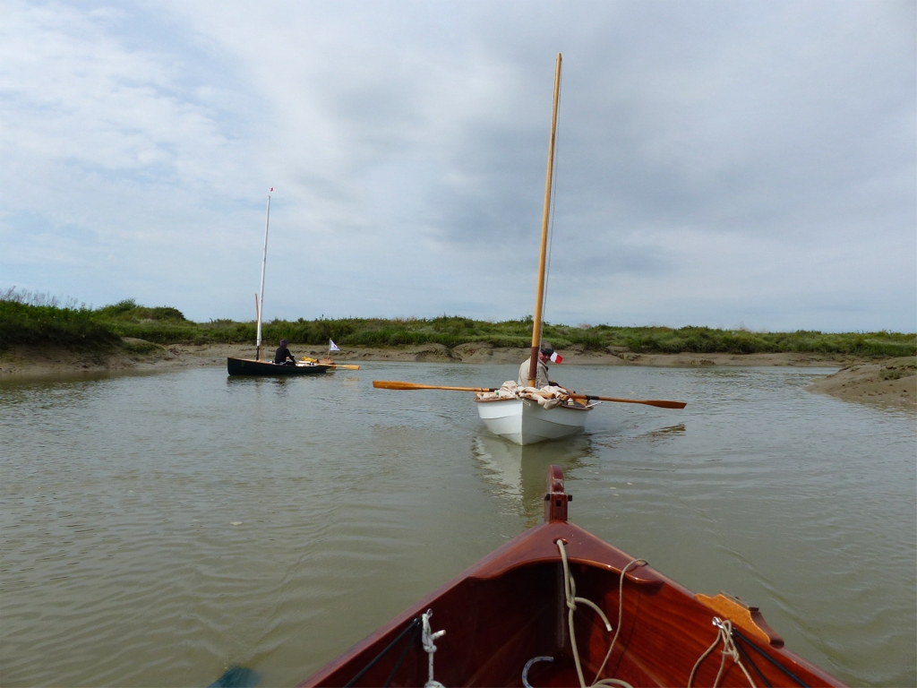 On termine à l'aviron dans les méandres du tout petit chenal de Mornac. 