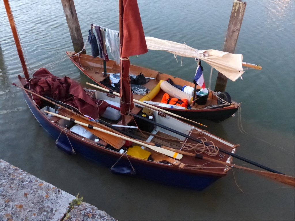 Les skippers de ces deux bateaux (le sharpie "Plénitude" et le Skerry "Piff") dorment chacun à leur bord. 