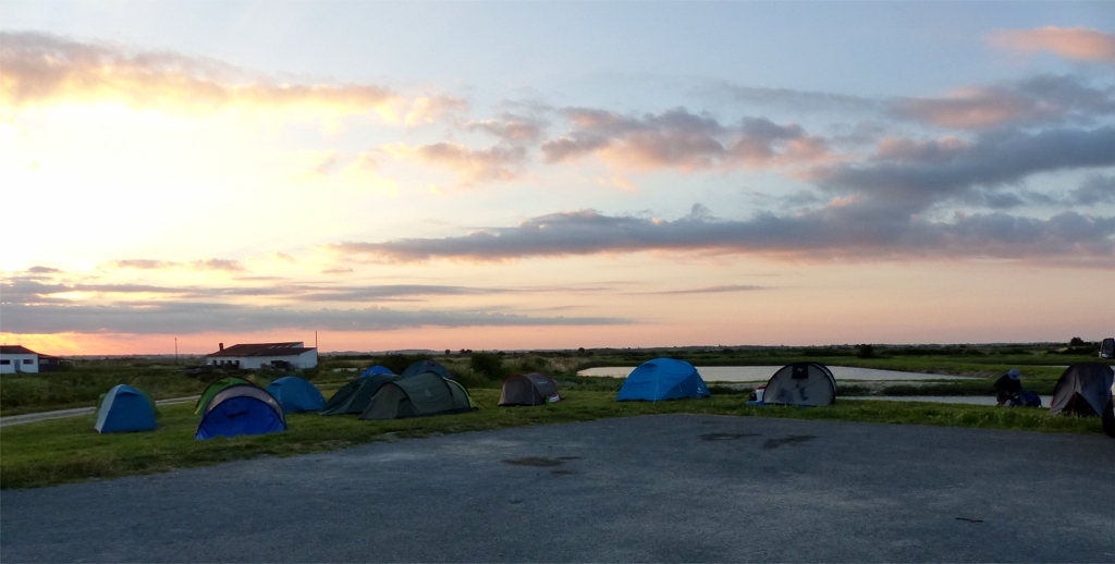 Notre village de tentes à Mornac, encore au bord d'un parking. 