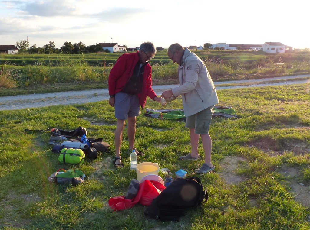 Gérard a fait chauffer de l'eau pour le café du matin, au mileu du campement partiellement levé. Notez le soin que j'ai apporté à la composition de cette image, inspirée de l'Angelus de Millet. 