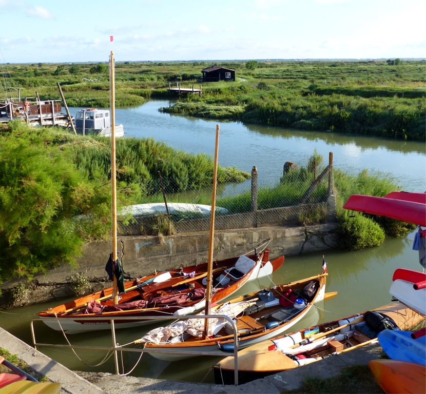 Nous avons trouvé un micro-port sur la cale de mise à l'eau du club de canoë-kayak dans un recoin du "port" de Mornac. 