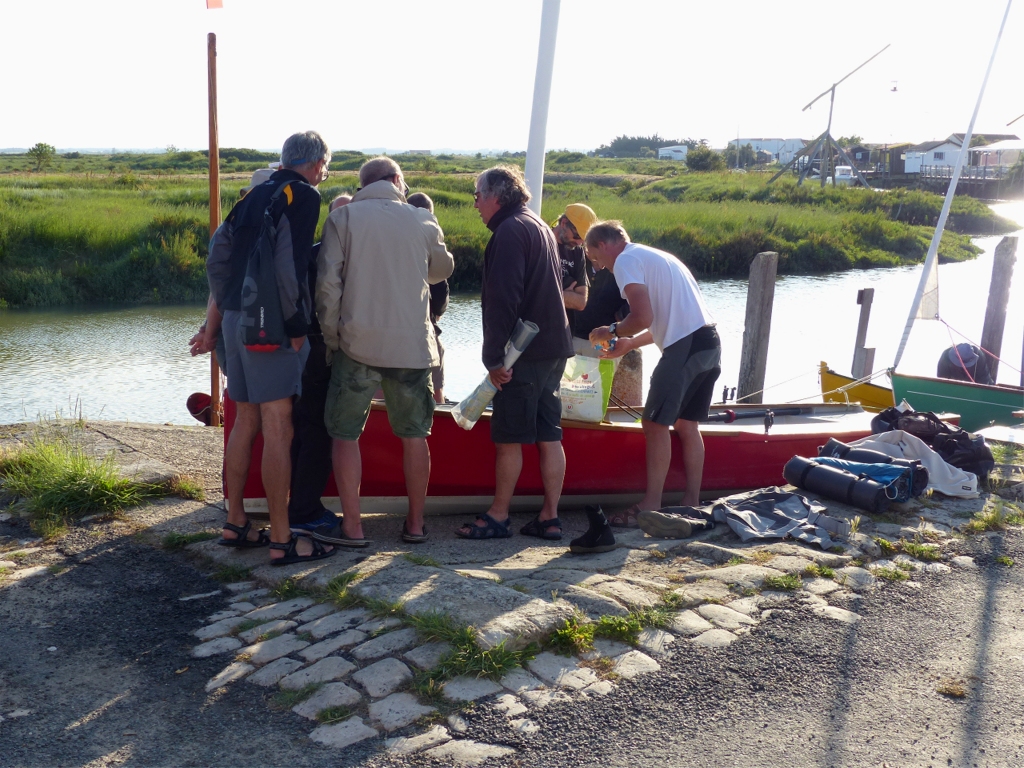 Briefing du samedi matin, avant le départ vers Brouage en passant par la Pointe de Gatseau : attention aux parcs à huitres omniprésents ! 