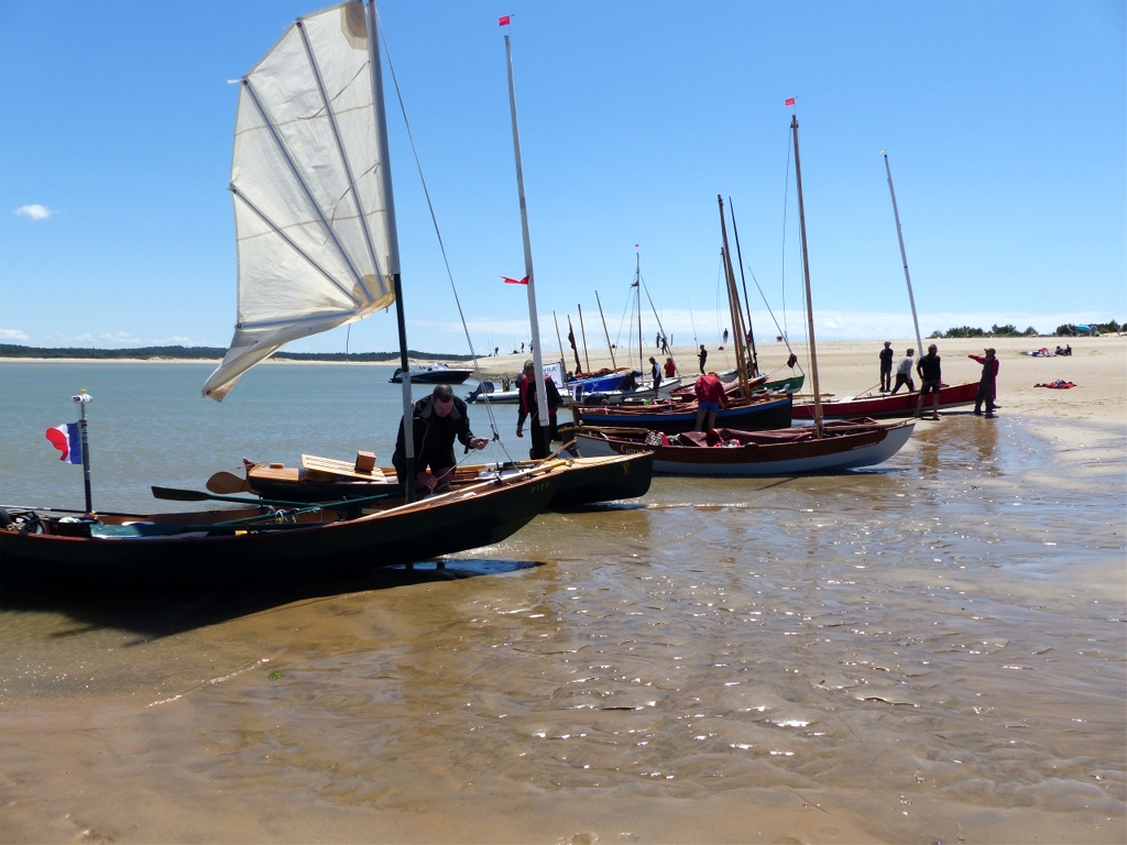 Arrêt sur la plage de la Pointe de Gatseau, encore une fois pour attendre le flot en vue de notre arrivée à la pleine mer ce soir à Brouage. Le Louvoyage du matin, pour sortir de la Seudre, puis pour traverser le Coureau d'Oléron, a été fatigant et humide car le clapot est court et abrupt. 