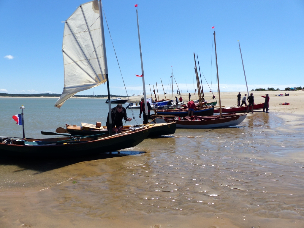 Arrêt sur la plage de la Pointe de Gatseau, encore une fois pour attendre le flot en vue de notre arrivée à la pleine mer ce soir à Brouage. Le Louvoyage du matin, pour sortir de la Seudre, puis pour traverser le Coureau d'Oléron, a été fatigant et humide car le clapot est court et abrupt. 