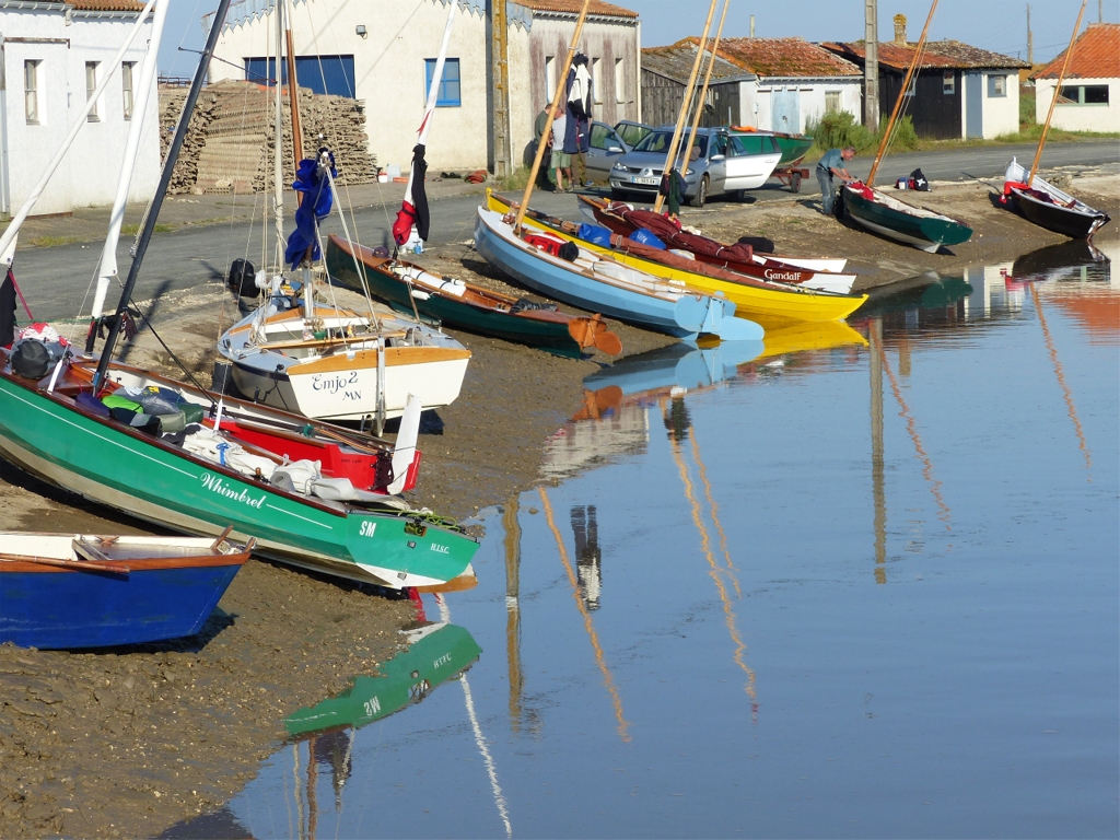 Une partie de notre flottille échouée dans le Havre de Brouage. Nous attendons la pleine mer pour prendre la mer. 