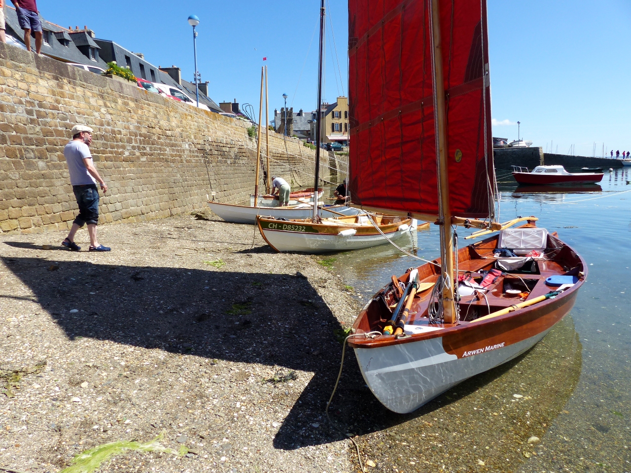 Nous sommes à sept bateaux à nous être donné rendez-vous au petit port du Fret, à la racine de l'Ile Longue, côté est, pour naviguer ensemble pendant les fêtes maritimes de Brest 2016. Je rejoins le groupe avec "Gandalf" de jeudi 14 au soir. On voit également sur cette image les Skerry "La Marie Pupuce" de Gérard et "Anouket" de Ludo. 