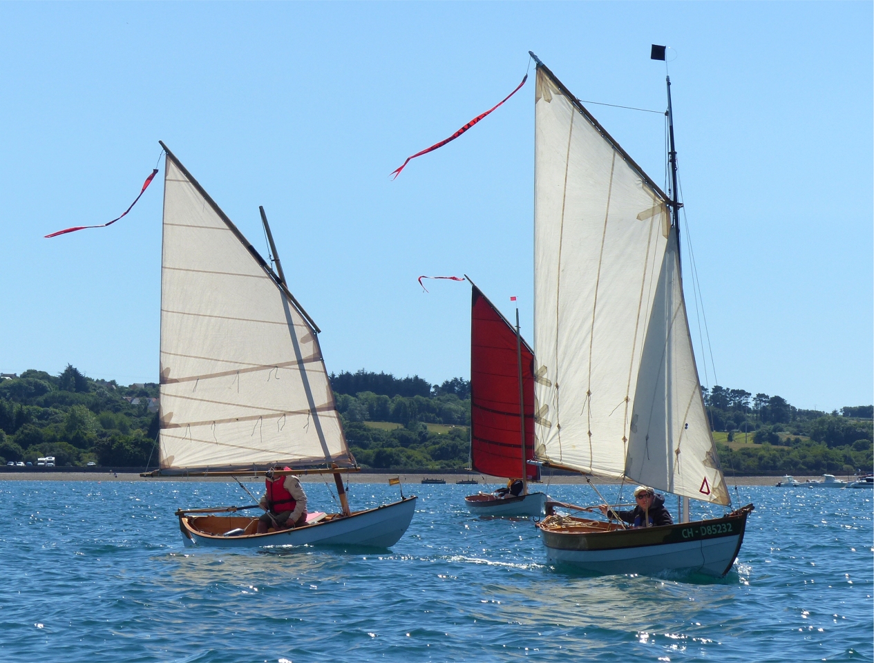 Le vendredi, les deux Ronan (An Treizh) et Hervé (Enfin!) nous ont abandonnés pour aller "à pied" sur le port de Brest voir la fête par la terre. On voit ici "La Marie Pupuce", "Mounouf" et "Anouket". Pierre est aussi là avec "Thema". 