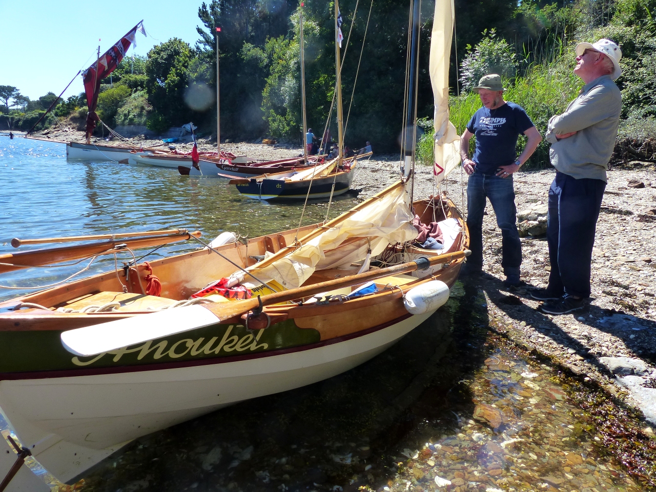 Ludo fait visiter à François Vivier son Skerry modifié "Anouket". Pour tous les pratiquants de voile-aviron, François Vivier est une figure importante, du fait de son action depuis les années 1980 en faveur de notre loisir préféré. J'ajoute cet aparté car quelques amis, embarqués du jour et non "vélirameurs", nous ont ensuite dit avoir été surpris de la déférence inusuelle que nous lui avions témoignée... 