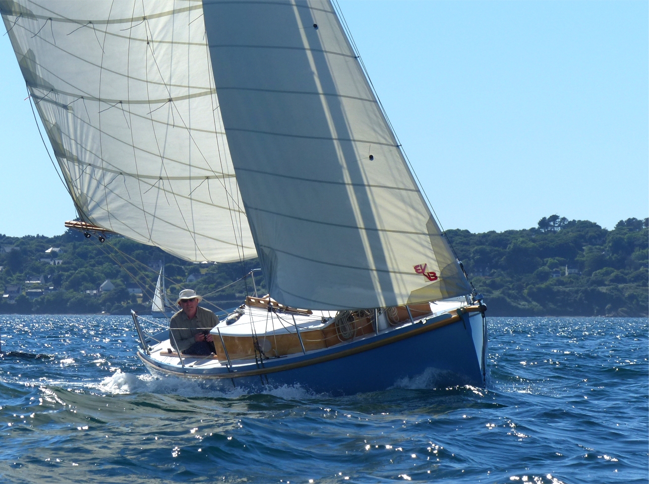 Nous sommes rattrapés par le "Pen Hir". Par contre, nous sommes déçus car il n'y a quasiment aucun autre bateau sur rade ce dimanche. 