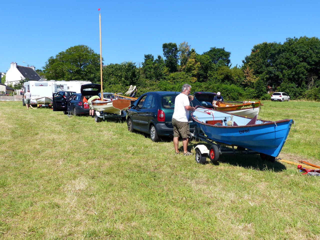 Lundi 18, nous sortons les bateaux pour la transhumance vers Douarnenez par la route : la foule du samedi sur l'eau nous a dissuadés en bloc de participer à la grande parade. Allez voir la suite : Douarnenez 2016 ! 