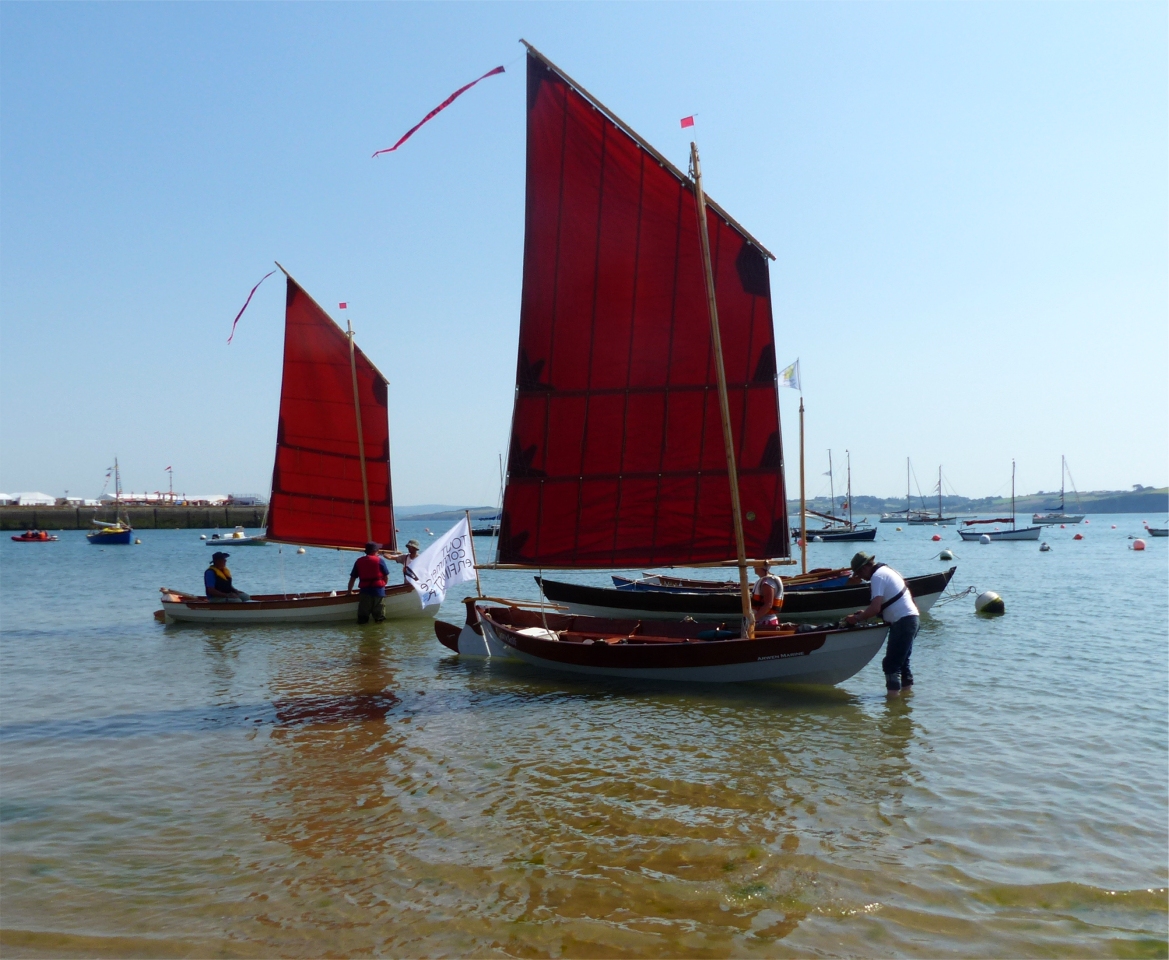 Nous gréons les bateaux (ici le Silmaril "Mounouf" et "Gandalf") pour aller à la rencontre de la Grande Parade, qui arrivera tout à l'heure de Brest. Nous avons décidé de ne pas faire route avec la parade, car nous avons été rebutés par le nombre de bateaux spectateurs motorisés lors de nos navigations en rade de Brest.