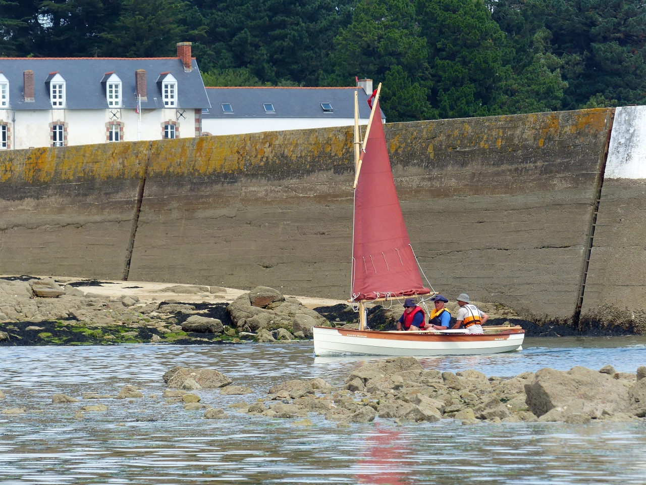 Le Silmaril "Mounouf" se faufile dans quelques centimètres d'eau au nez du môle dans le passage du Guet. Benoit a pris à son bord Gérard (du Skerry "La Marie Pupuce") et Jérôme (du Skerry Méaban avec Sylvie). 