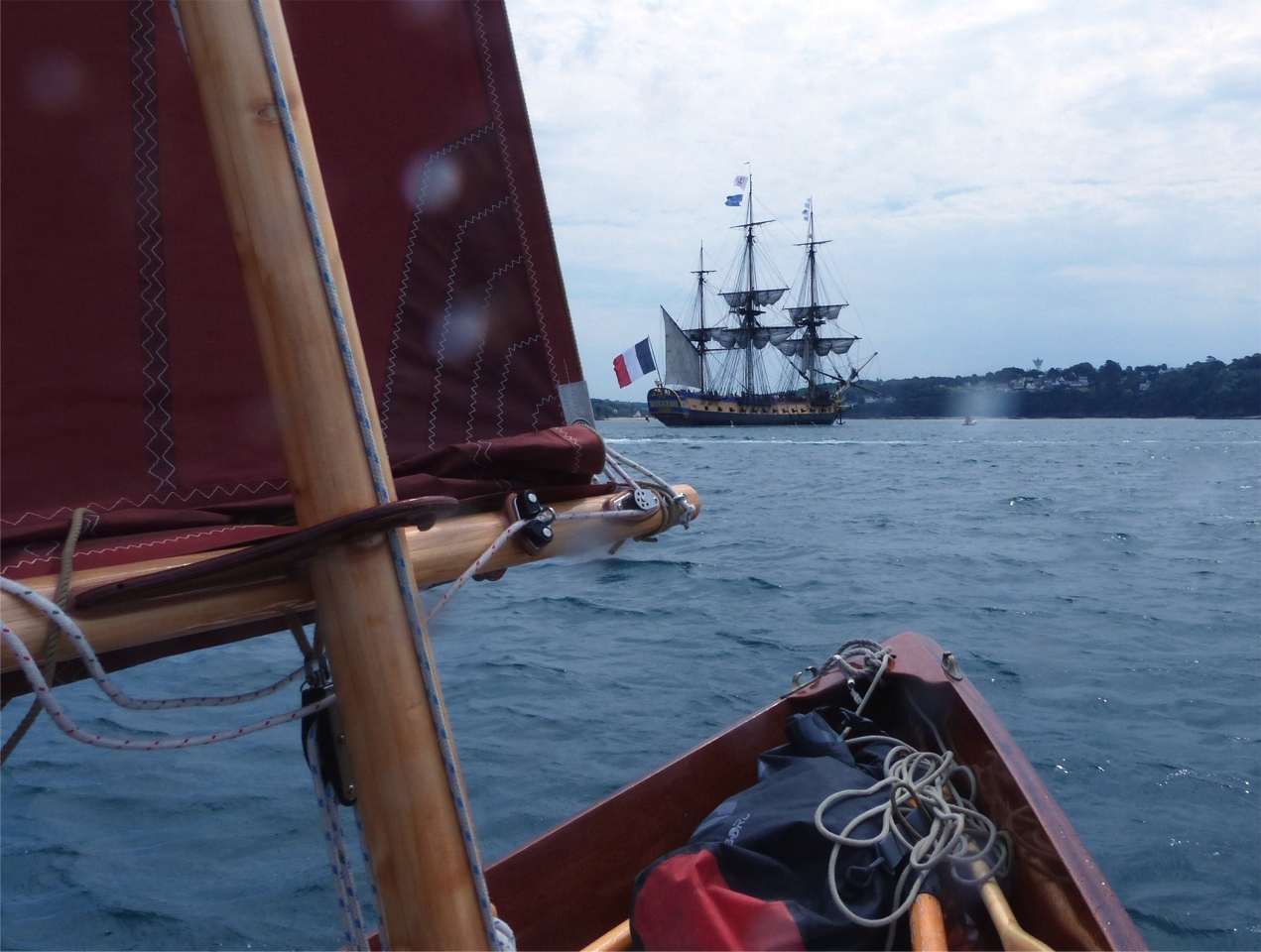 Je n'ai pas trop compris pourquoi l'Hermione est arrivée si vite (au moteur, vent debout) en laissant loin derrière le reste de la Parade. Qu'importe, allons voir ça ! Je passe l'appareil photo à Jérôme afin de me concentrer sur la barre : je n'ai pas de formulaire de constat à bord. 