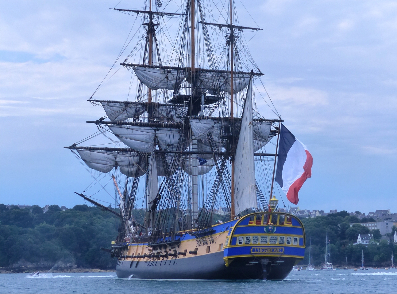 C'est la première fois que je vois l'Hermione "en vrai" depuis la mer : impressionnant. 