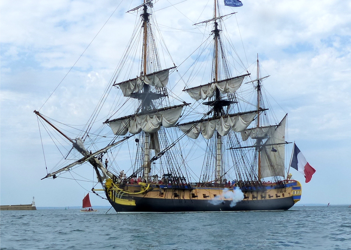 Sur cette image, c'est le Silmaril "Mounouf" qui passe à proximité de l'Hermione alors qu'elle tire son salut. 