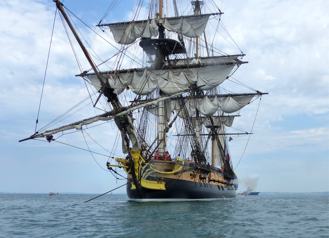 A notre tour de passer devant l'Hermione au mouillage : que ce beaupré est long ! 