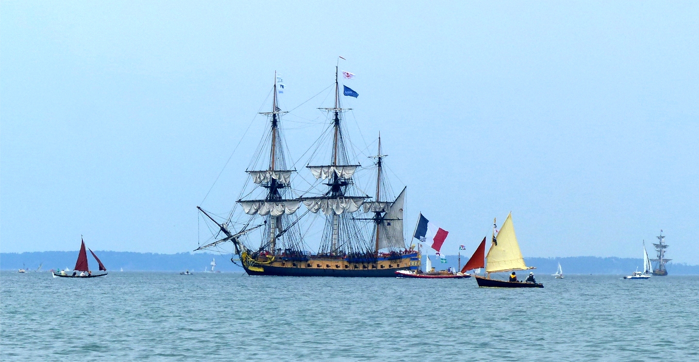 C'est le Biraou "An Treizh" de Ronan que l'on aperçoit à droite passant devant l'Hermione. 