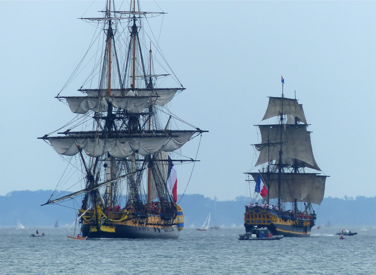 L'Hermione vient encore de saluer l'Etoile du Roy, qui repart sous voiles. 