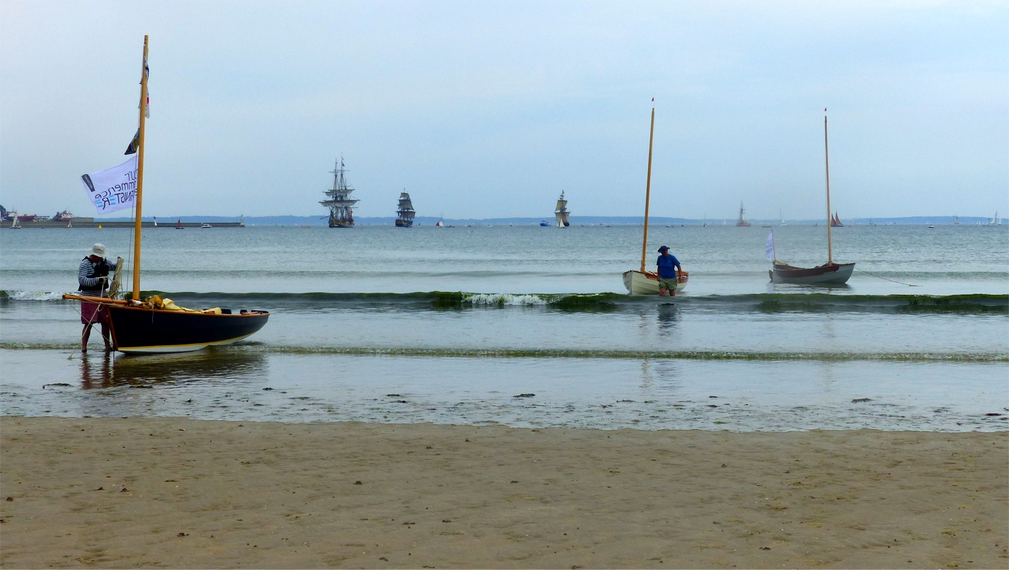 Nous accostons sur la plage du Ry pour un déjeuner tardif, car l'arrivée prématurée de l'Hermione avait changé nos plans. 