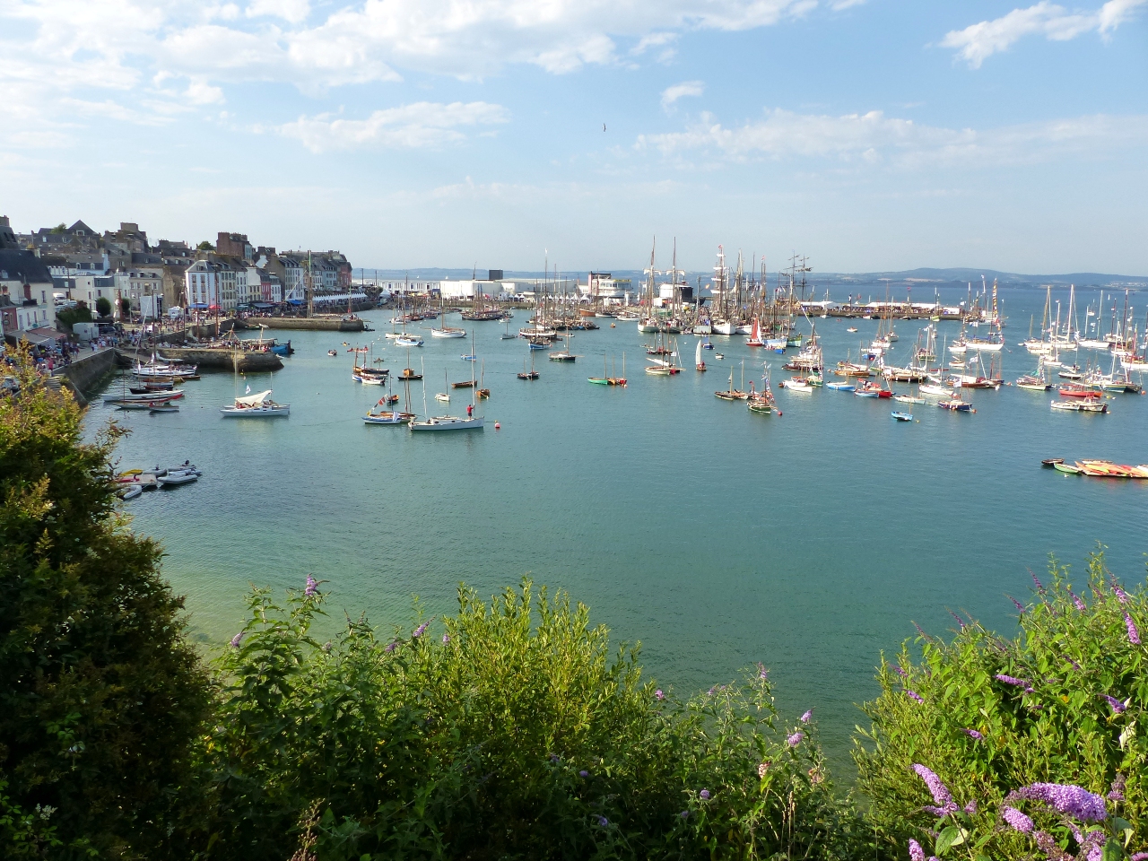 Vue du port du Rosmeur, encore un peu vide au soir du premier jour, alors que les bateaux ne sont pas encore tous arrivés. 