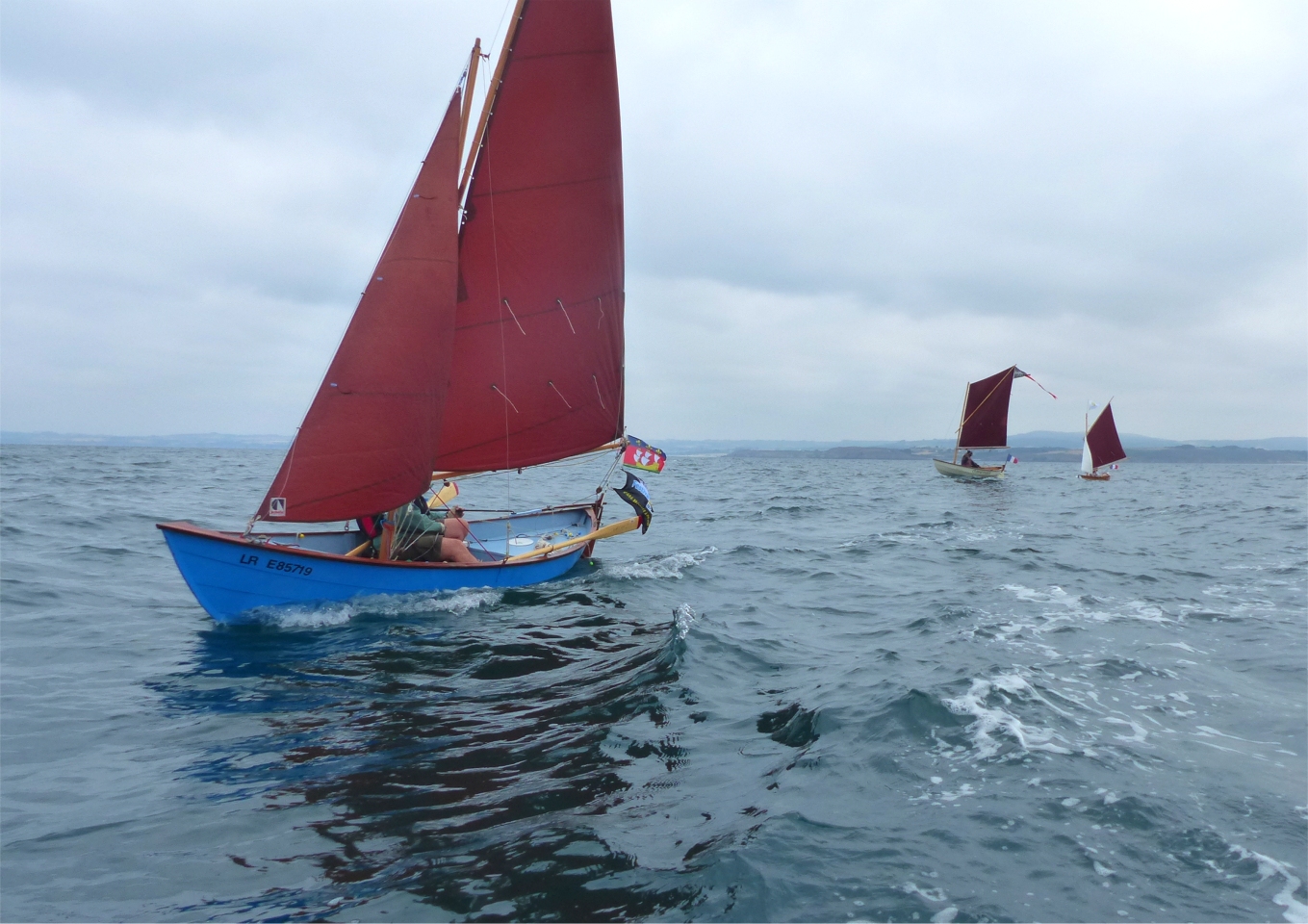 Le Whilly Boat "Enfin!" d'Hervé, poursuivi par les Skerry "Chasse-Marée" et "Méaban". 