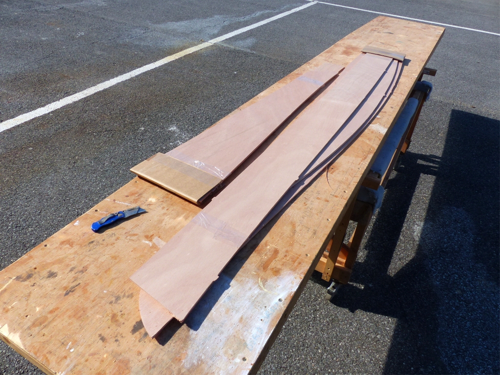 Ici, je viens de d&eacute;baller les panneaux de coque. Les joints-puzzle sont prot&eacute;g&eacute;s par des bouts de carton pour le transport et on voit que les ergots qui servent &agrave; maintenir la coh&eacute;sion de la feuille de CP pendant la d&eacute;coupe sont encore l&agrave;. 