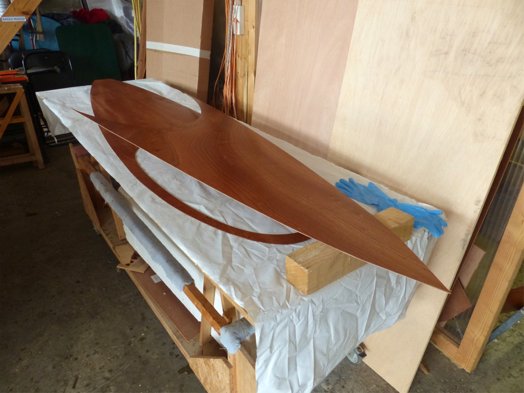 Je passe aussi une couche d'impr&eacute;gnation sur les deux &eacute;l&eacute;ments centraux du pont, en contreplaqu&eacute; sapelli (tout le reste est en contreplaqu&eacute; okoum&eacute;). Pour r&eacute;pondre &agrave; une question de Xavier, oui on bouche quelques uns des trous pr&eacute; perc&eacute;s pour les sutures en impr&eacute;gnant, mais je n'ai d&ucirc; en reprecer qu'une demi-douzaine. 