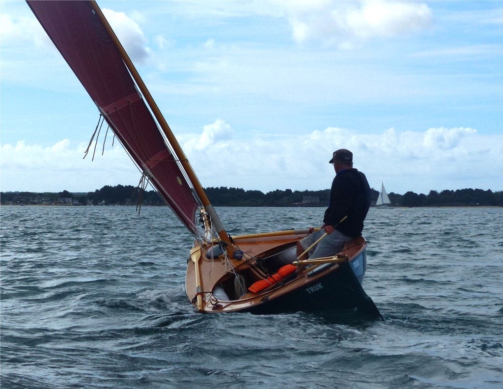 Voici l'angle de gîte maximum de "Truk": le liston est dans l'eau et il ne reste plus que le plat-bord pour empêcher l'eau d'envahir la coque. Yves peut soit (a) loffer pour déventer sa voile, (b) choquer l'écoute dans le même but, (c) se sortir un peu plus pour augmenter son couple de rappel, (d) les trois réponses sont bonnes. 