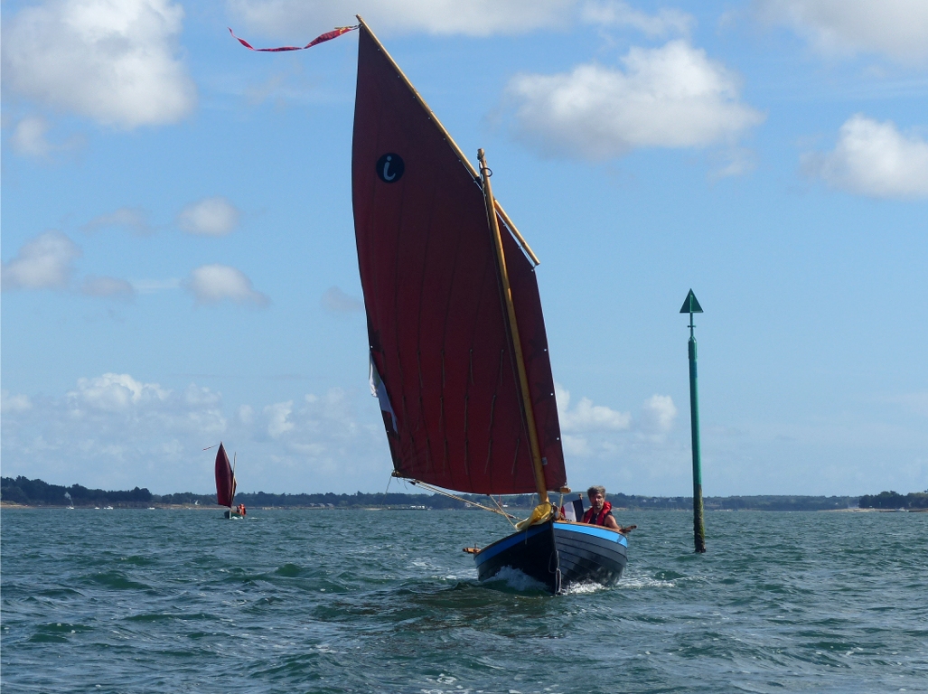 L'Ilur "Tournepierre" d'Emmanuel Mailly, président de la FVA, nous a rejoint à l'ile d'Ilur. C'est "Point-Virgule" que l'on aperçoit à l'arrière-plan. 