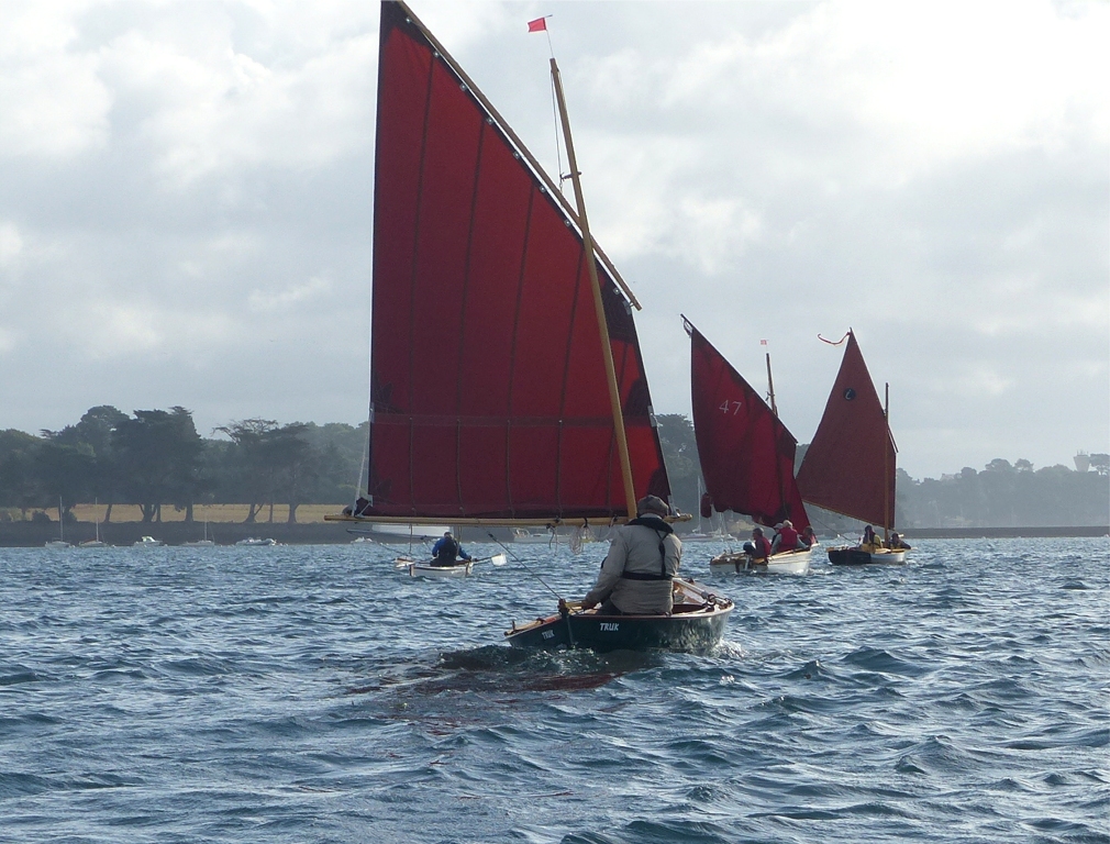 Samedi matin, on repart pour l'ile d'Ilur. On aperçoit, partiellement masqué par "Truk", "La Civelle", le canoë Shearwater gréé (de chez Solway Dory) de Frédéric qui rejoint la flottille pour l'occasion. 