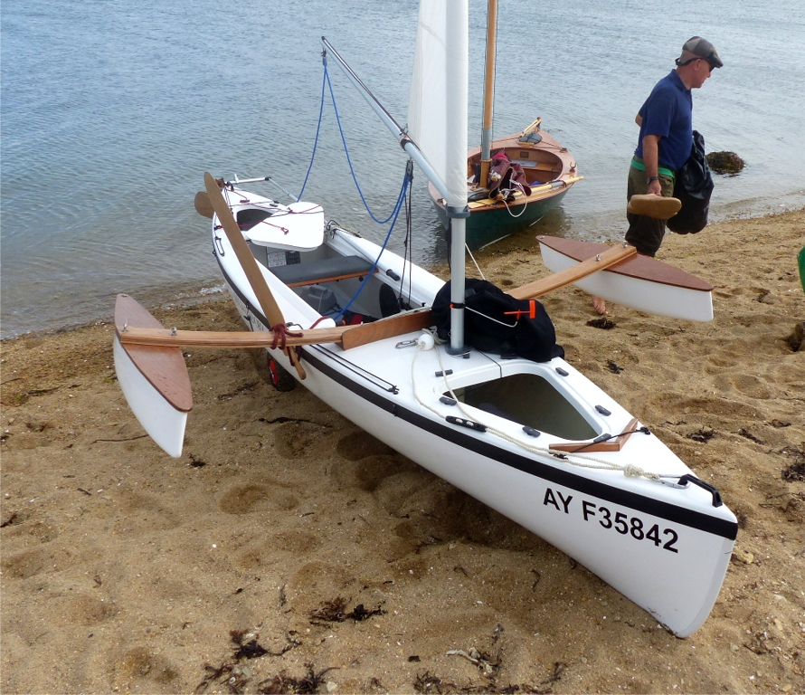 Gros plan sur "La Civelle", le canoë Shearwater gréé de chez Solway Dory de Frédéric, qui en tire une très bonne vitesse et un excellent cap au près. Une formule intéressante... 