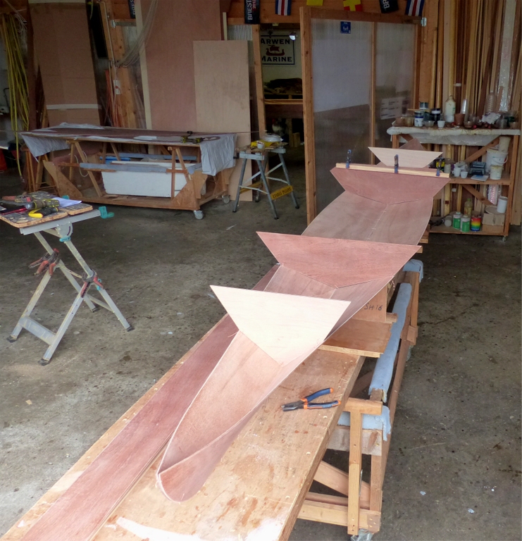 Apr&egrave;s le collage des joints-puzzle, l'impr&eacute;gnation et le pon&ccedil;age vient le moment de la couture pour le Wood Duck 12. On commence par coudre ensemble les deux panneaux de fond, puis on les ouvre et on coud en place les quatre cloisons, dont une seule restera dans le bateau fini, celle qui s&eacute;pare le cockpit du caisson &eacute;tanche arri&egrave;re. Les trois autres ne servent qu'&agrave; aider la coque &agrave; prendre sa forme et seront d&eacute;mont&eacute;s. 