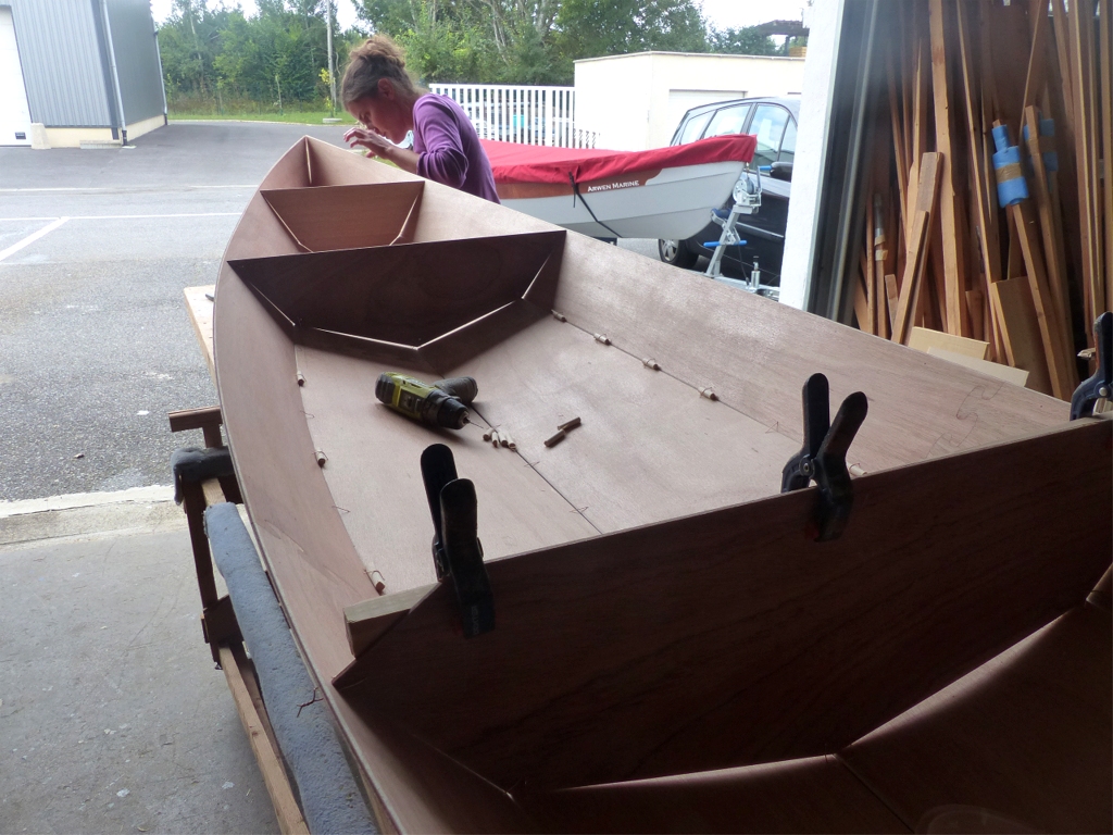 Nous passons un bon moment &agrave; perfectionner l'alignement le long des trois joints de la coque. Le contre-jour met en valeur les "jours" autour des cloisons : ils sont sans importance, l'essentiel est d'avoir de beaux joints entre les panneaux. 