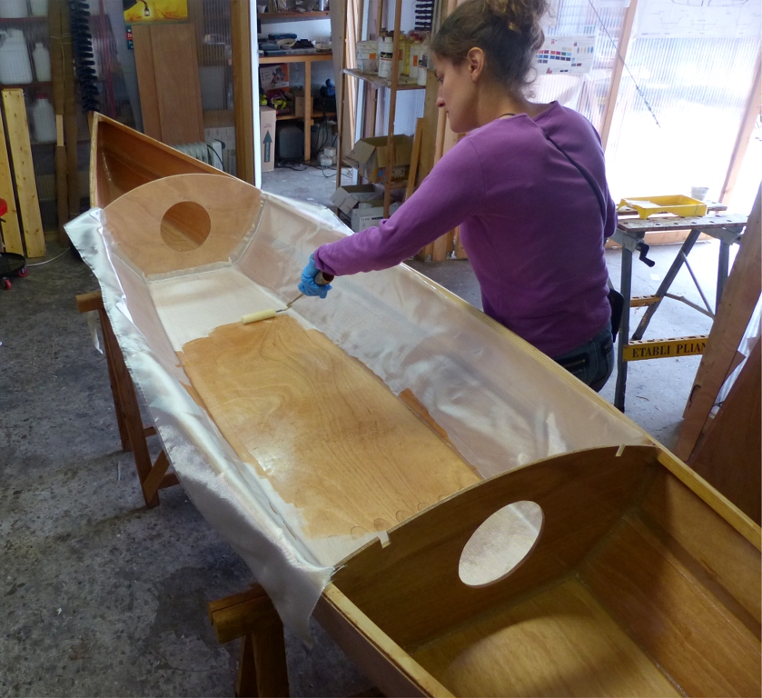 Mill Creek 13 : Afin de varier l'exp&eacute;rimentation, Guenola passe &agrave; la stratification de la surface int&eacute;rieure du cockpit du Mill Creek : elle sature de r&eacute;sine &eacute;poxy un tissu de verre fin (86 g/m2) au rouleau. 