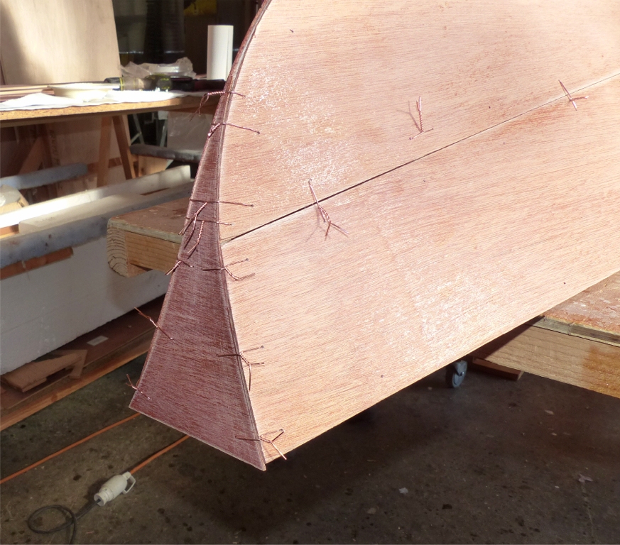 Retour sur le Wood Duck 12 : nous avons retourn&eacute; la coque afin de proc&eacute;der au premier collage. Je fais cette photo du d&eacute;licat tableau arri&egrave;re parfaitement cousu en place. 