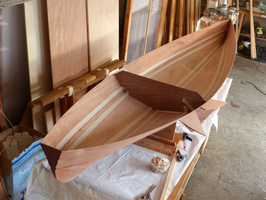 J'ai extrait toures les sutures, sauf celles qui tiennent encore la cloison entre le cockpit et le compartiment &eacute;tanche arri&egrave;re, puis j'ai pos&eacute; les bandes Gordini avant de faire les joints sur l'int&eacute;rieur du Wood Duck 12. Notez que le cockpit est ouvert jusqu'&agrave; l'&eacute;trave, il n'y a pas de compartiment &eacute;tanche &agrave; l'avant. Je pense que j'installerai une r&eacute;serve de flottabilit&eacute; gonflable quand j'irai en mer avec ce kayak. 