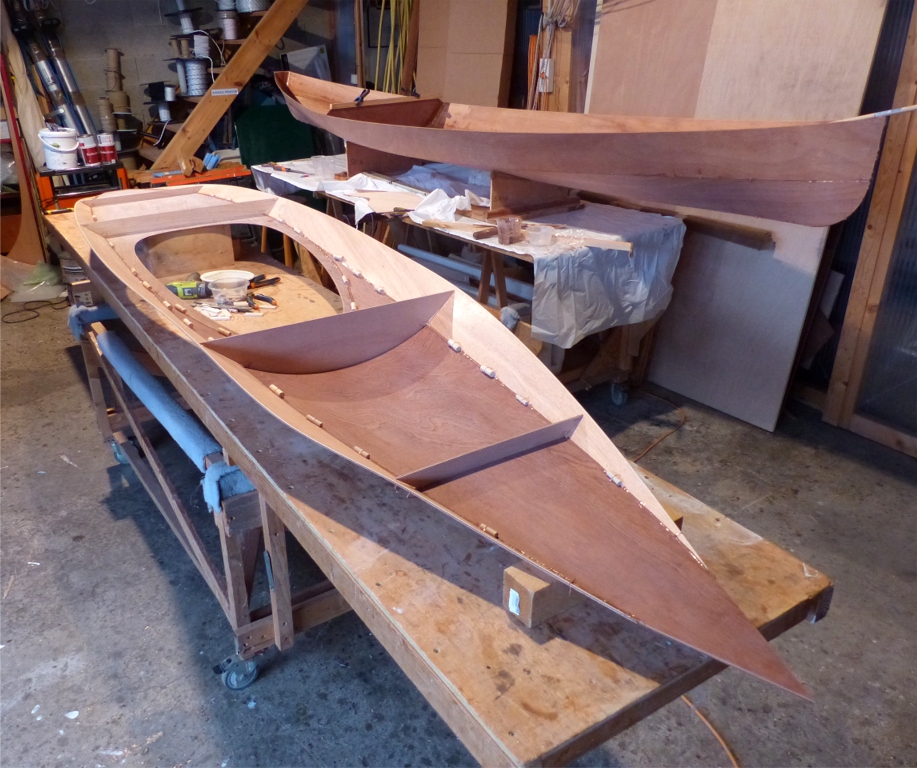 En parall&egrave;le, j'ai cousu bout &agrave; bout les deux panneaux centraux en CP sapelli du pont, et les deux panneaux de livet en okoum&eacute; sur les c&ocirc;t&eacute;s. Quatre couples temporaires aident le pont &agrave; prendre sa forme. 