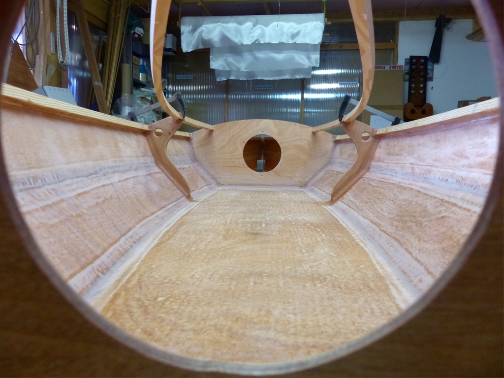 Prise de vue audacieuse par l'ouverture de la trappe de la cloison avant, on voit que j'ai fait les joints-cong&eacute;s des courbes qui tiennent les &eacute;longis. C'est la derni&egrave;re photo du Mill Creek, vous verrez la pose du pont dans notre prochain &eacute;pisode. 