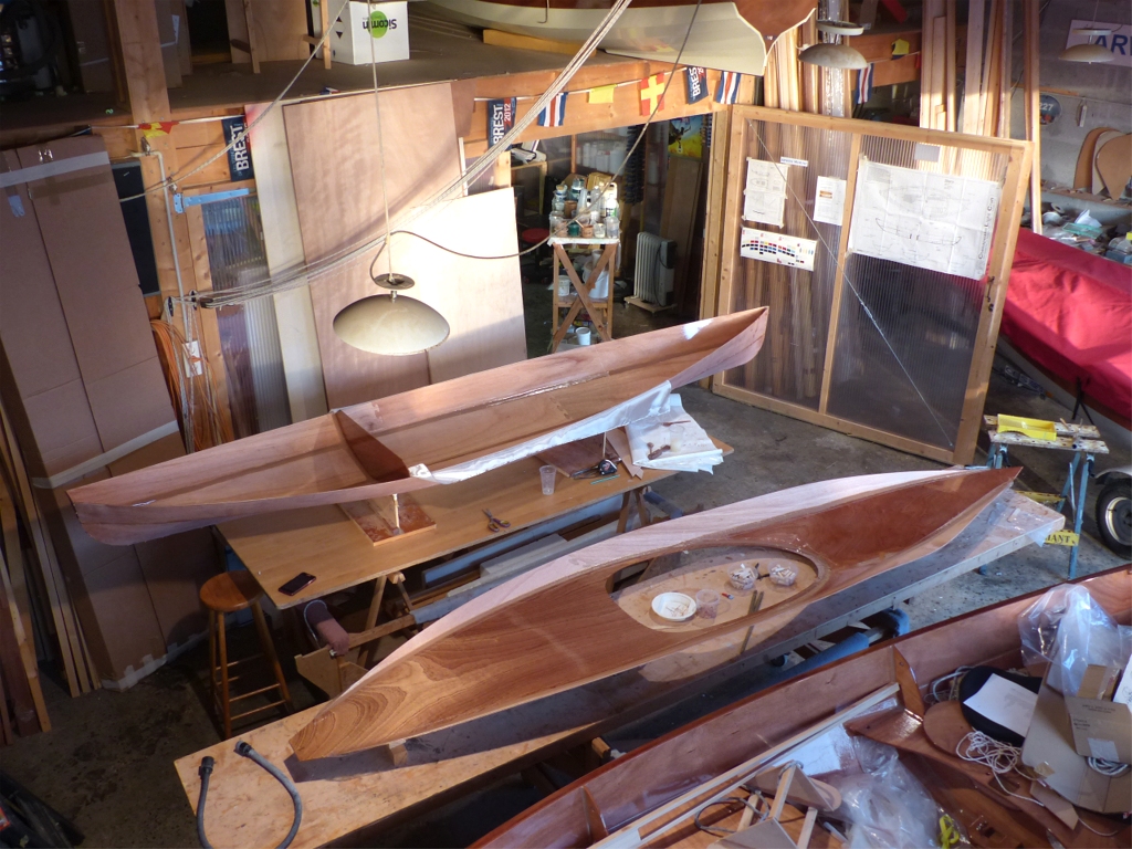 J'ai ensuite d&eacute;roul&eacute; sur les joints du pont des bandes de fibre de verre pr&eacute; satur&eacute;es par trempage dans un verre d'&eacute;poxy. J'ai d'ailleurs eu un peu de perte d'&eacute;poxy, car celle-ci "d&eacute;marre" beaucoup plus vite lorsqu'elle se trouve en (relativement) grand volume dans un r&eacute;cipient... J'ai ensuite pass&eacute; une couche d'&eacute;poxy sur toute la surface int&eacute;rieure du pont, de m&ecirc;me que sur l'int&eacute;rieur de la coque. J'ai honte du bazar que l'on aper&ccedil;oit dans le Skerry au premier plan &agrave; droite de la photo : je n'arrive pas &agrave; ranger aussi vite que je d&eacute;range... 