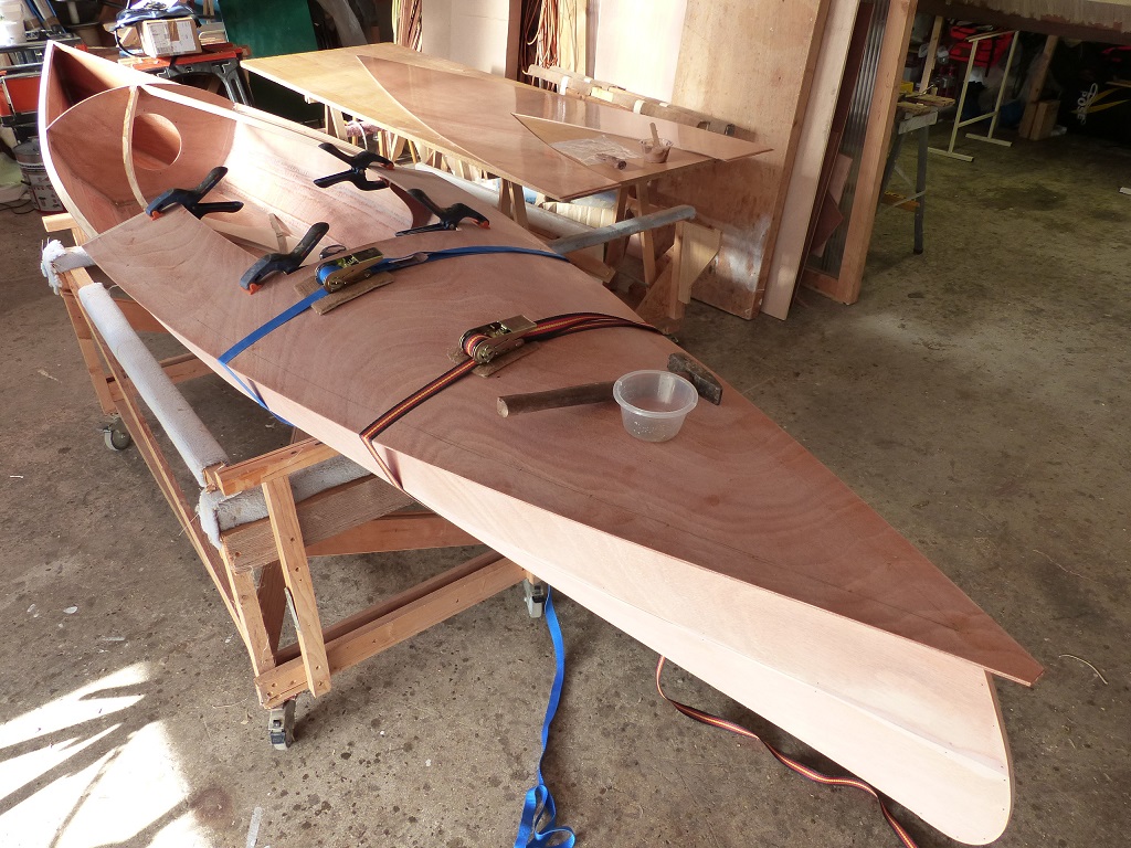 Je commence par clouer-coller la partie arri&egrave;re du pont. Les sangles aident &agrave; cintrer le pont sur les serres bauqui&egrave;res, et je mets un clou en laiton tous les 10 cm dans la serre bauqui&egrave;re. Je perce en 1.5 mm le trou de chaque pointe en laiton avant de la clouer. 