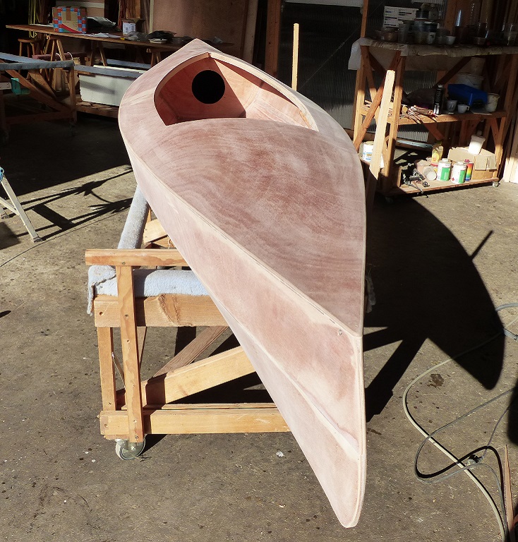 Et voil&agrave; le travail ! J'ai encha&icirc;n&eacute; par un pon&ccedil;age g&eacute;n&eacute;ral des bords et de la surface du pont. Notez les petits arrondis que j'ai faits sur toutes les ar&ecirc;tes vives en vue de la stratification : le tissu de verre ne peut pas s'envelopper autour d'angles vifs. 