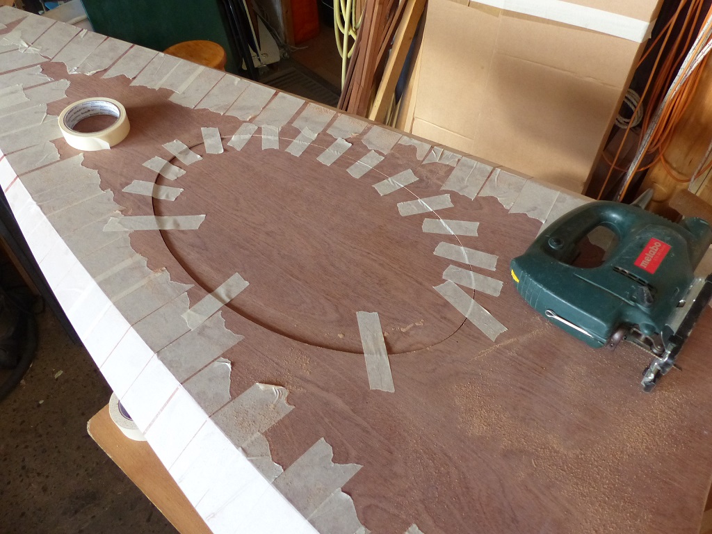 Mission accomplie, plus qu'&agrave; enlever l'adh&eacute;sif... L'ouverture de la trappe va me servir pour pour faire le joint-cong&eacute; du livet dans le compartiment &eacute;tanche arri&egrave;re. 