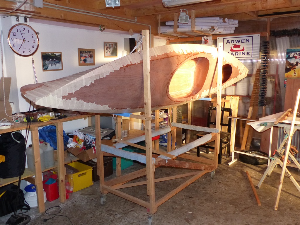 Fin de journ&eacute;e, on voit que le kayak est retourn&eacute; par rapport &agrave; l'image 9, les deux joints sont donc faits, ouf ! Curieusement, la partie avant fut finalement assez facile &agrave; faire malgr&eacute; la longueur du joint en avant de l'ouverture du cockpit, gr&acirc;ce &agrave; l'importance de cette ouverture. Le joint du compartiment &eacute;tanche arri&egrave;re fut plus difficile &agrave; faire, bien qu'a port&eacute;e de bras par la trappe, &agrave; cause de la taille r&eacute;duite de celle-ci, qui rend difficile de passer la t&ecirc;te pour &eacute;clairer et voir en m&ecirc;me temps que le bras et l'outil pour faire. 